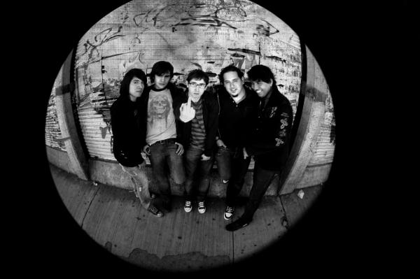 Entrevista: Littio presenta su video “Ácido” Sorteando dificultades y buscando espacios, la banda Littio -ya vieja conocida de esta estación de radio- presenta su nuevo video en el Black Bar de la...