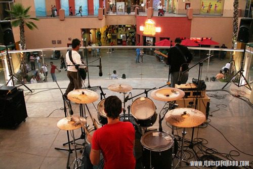 Velckro estrena un nuevo foro en la Zona Metropolitana de Guadalajara Texto y Fotos Redacción El Descafeinado En una alianza para abrir nuevos espacios para la música y las artes en nuestra ciudad, la plaza comercial Centro Sur y El Descafeinado.com...