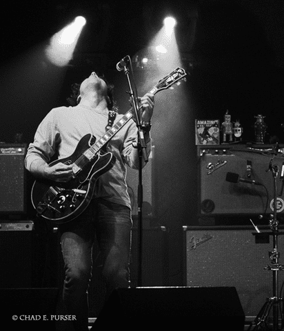 Anti Folk Por Sam En la década de los sesenta, entre el uso extenso de drogas y la experimentación de estilos de música, sale el género del folk,...