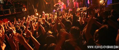Por Diego Ramos La noche era todo lo debía ser; la lluvia auguraba un concierto que no olvidarían fácilmente los cientos de asistentes que se dieron cita en el F....