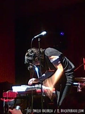 Autolux, la banda que se ve como suena, y que suena como se ve Por El Dese. Hola carnales escuchas del Descafeinado, a continuación el Dese se desvirgará virtualmente en su primera reseña de concierto (¡así que denme chance!), y nada mejor que hacerlo...