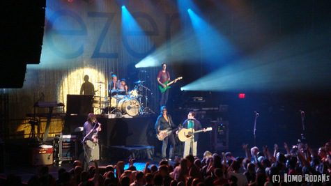 Weezer inaugura la Bradley Arena en Peoria, Illinois, Estados Unidos Por Homo Rodans. Peoria es una ciudad importante pero poco conocida del estado de Illinois, Estados Unidos. Es la sede mundial del multifacético gigante industrial Caterpillar...