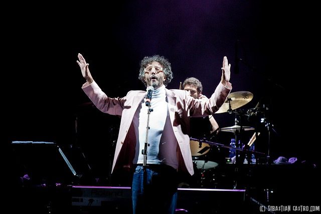 Correspondió Fito a la confianza Por Pablo Vázquez (@pablitovaquez1). Según versa un tango de Carlos Gardel, “20 años no es nada y es febril la mirada” imagínense 30 años, así se mostró Fito Páez en...
