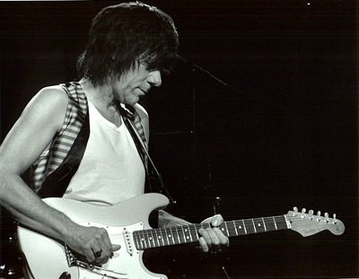 Por Rafael Ruelas. Jeff Beck, una leyenda Corría el año de 1986, un año explosivo en la ciudad de Guadalajara, México. Tan solo un año antes, el gigante del núcleo...