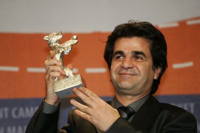 Cineasta iraní condenado a seis años de prisión Por Redacción El Descafeinado/Democracy Now. Irán condenó a un destacado cineasta a seis años de prisión y a la prohibición de filmar películas o escribir guiones...