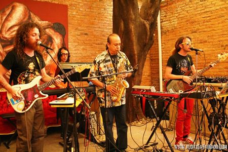 Por Redacción El Descafeinado. Durante el showcase organizado por la dirección de Música de la Universidad de Guadalajara en el bar La Santa este pasado jueves 27 de febrero, Telefunka...