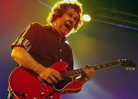 Muere el icono del blues Gary Moore Por Diego Ramos. El icono del blues Gary Moore, murió en España el pasado domingo 6 de febrero por un ataque al corazón. Durante sus vacaciones...
