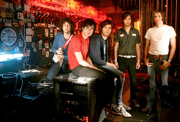 Los Strokes vuelven “sencillamente” con Under Cover of Darkness Por Pablo Vázquez (@pablitovazquez1). Hace 10 años que la moderna era, “The Modern Age” fuese editado y lanzado al mundo para dar a conocer a los neoyorquinos The Strokes, la...