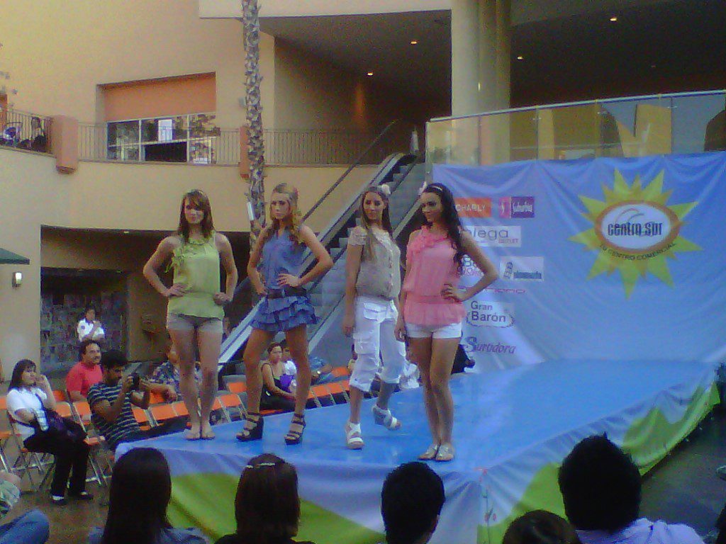 Belleza y Glamour en el Fashion Show 2011 Por Redacción El Descafeinado. Pasarela donde la belleza de las jóvenes tapatías caminaban como grullas con fineza y gracia, fue la que se presentó este fin de semana en Plaza...