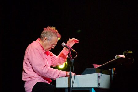 Regresión a los setenta con Grand Funk y The Doors Por Diego Ramos / Fotos: Auditorio Telmex. Altas dosis de rock setentero y mucha nostalgia se vivieron en la noche del pasado jueves 10 de marzo...