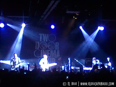 Two Door Cinema Club en México: Los chicos, siempre serán chicos. Por El Dese. El domingo pasado tuve la grata oportunidad de presenciar en vivo a una banda que si bien no está reinventando el hilo negro,...