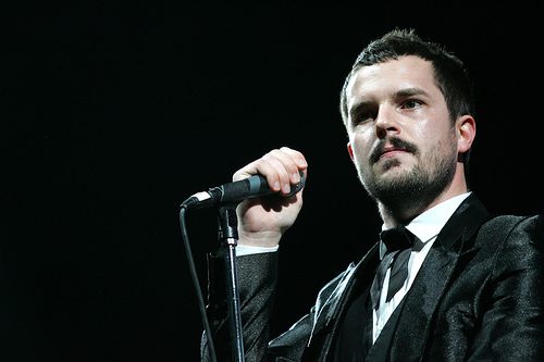 Por Redacción El Descafeinado. Con la encomienda de no ser opacado por la sombra de ser el vocalista de The Killers, Brandon Flowers presentará su álbum debut como solista el...