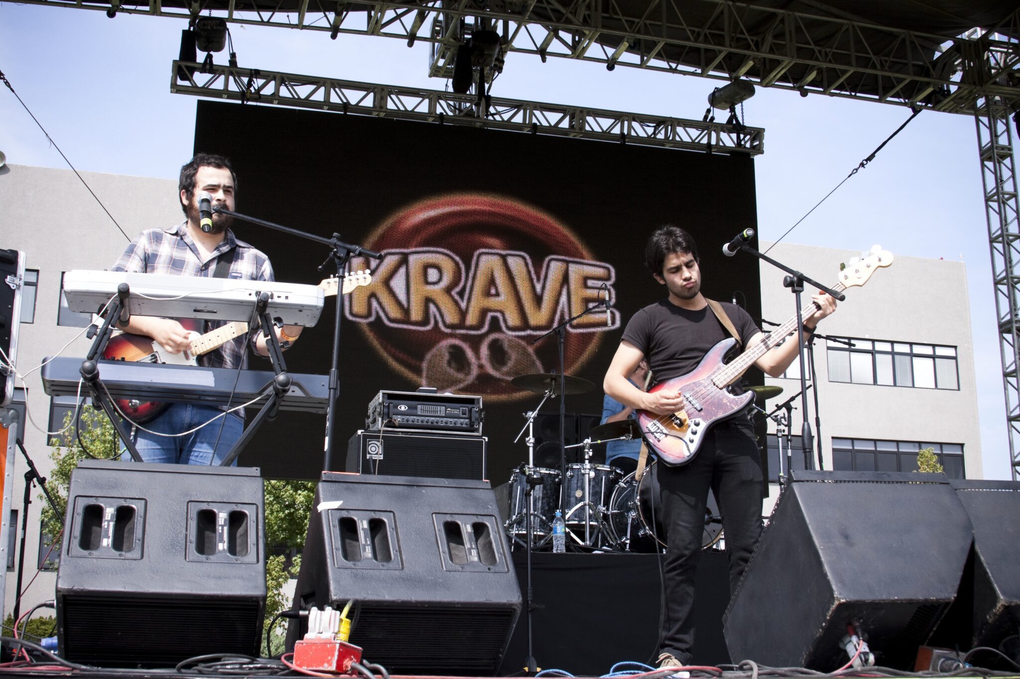 Por Redacción El Descafeinado. Dentro de una prestigiada institución educativa, se llevó a cabo la presentación de este par de bandas que acompañadas con juegos, actividades, fiesta y un crujiente...