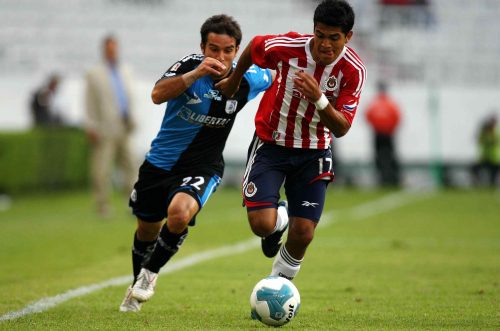Chivas cayó 1-0 ante Gallos Blancos Por Pablo Vázquez (@pablitovazquez1). Los pupilos de Cardozo hicieron un gol tempranero que sentenció el juego Las Chivas Rayadas del Guadalajara cayeron por marcador de 1-0 ante los Gallos Blancos...