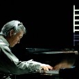 Por: Redacción El Descafeinado Por primera vez en México se presenta el pianista y compositor japonés Ryuichi Sakamoto, ex-integrante del grupo Yellow Magic Orchestra, con el músico alemán Carsten Nicolai  y...